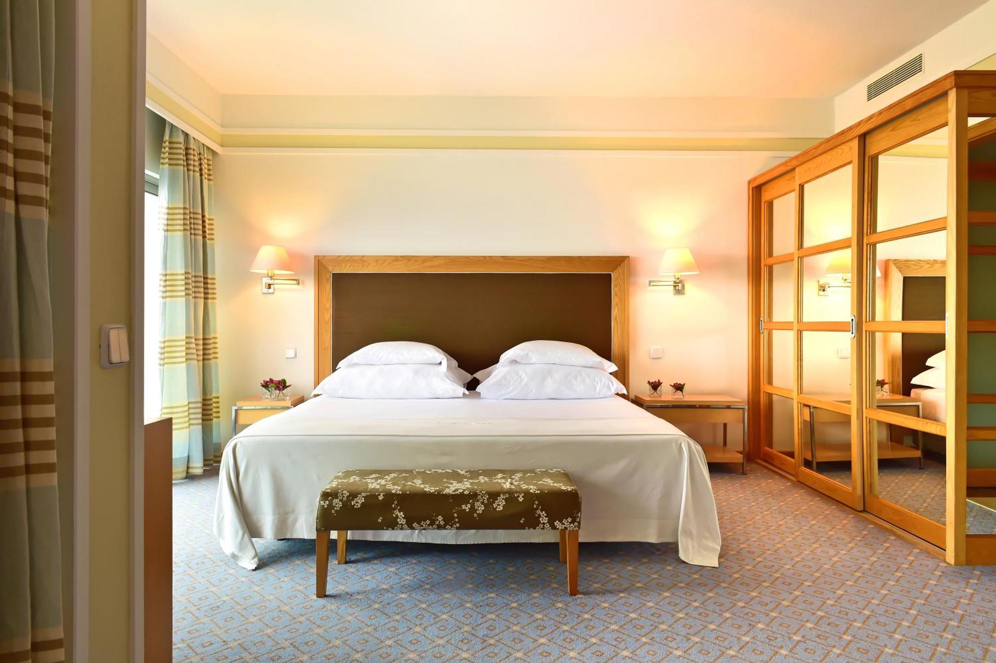 Pestana Carlton Madeira Ocean Resort Hotel Funchal  Exterior photo A bedroom at the Hotel de France